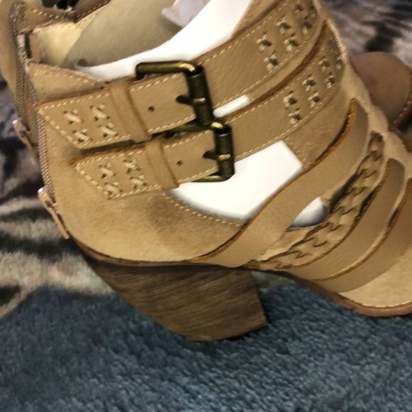 133. SoHo NYC Cobbler leather buckled ankle boots (8.5) - Picture 3 of 17